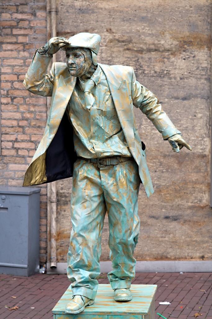 living statue oss levend standbeeld evenement event festival festiviteit kunst art straatkunst streetart artiest beeld beeldhouwwerk sculpture sculptuur